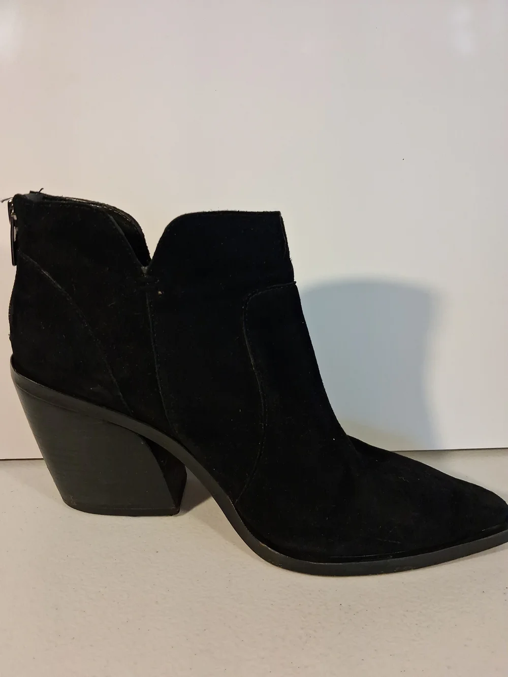 Vince CamutoWomens Shoes Black Suede Leather Pointed Toe Ankle Booties Size 8.5